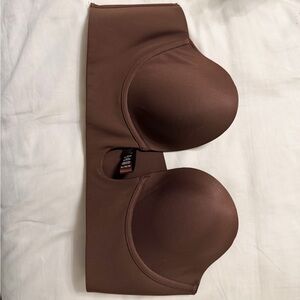 SKIMS Seamless Low Cut Brown Strapless Bra